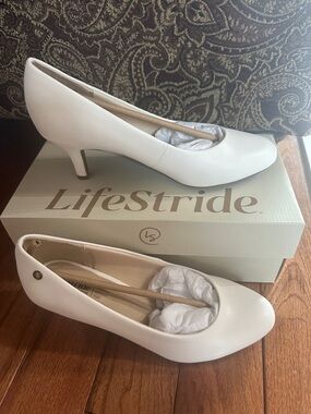 Life Stride Women's White Classic Mid-Heel Pump. Size Wide-8 &1/2 .